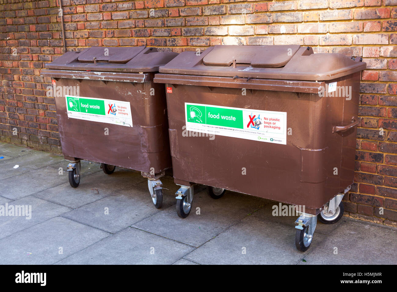 I rifiuti alimentari brown cassonetti per il riciclaggio in Camden, London, Regno Unito Foto Stock