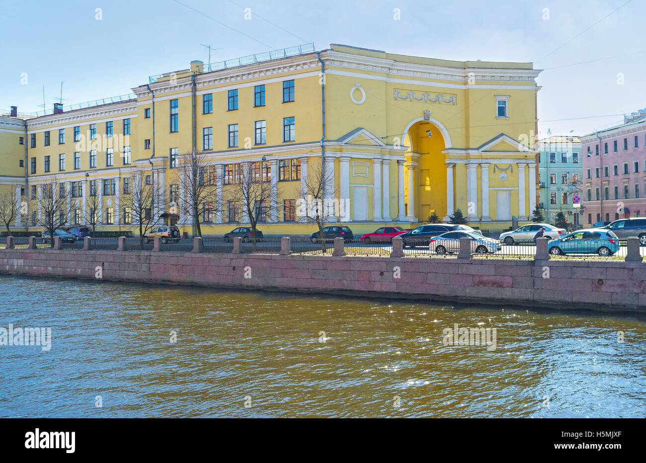 La Scenic giallo mansion presso gli argini del Canal Griboedov, con il gigante arco nella sua facciata ad angolo Foto Stock