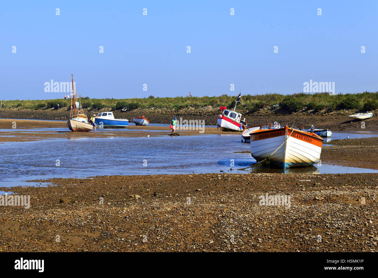 Low Tide sul torrente a Burnham-Overy-Staithe sulla costa di Norfolk, Inghilterra, Regno Unito Foto Stock