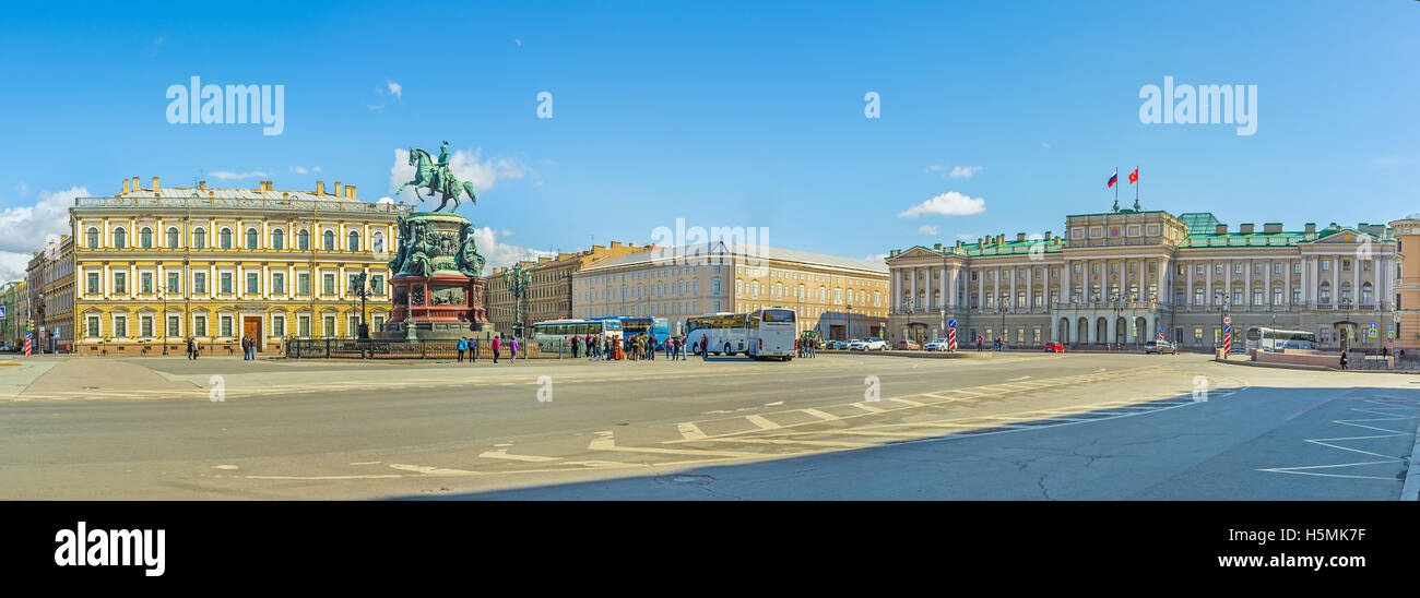 Panorama di San Isacco piazza con la statua dello zar Nicola I, Vavilov Institute di impiantistica industriale e Palazzo Mariinsky Foto Stock
