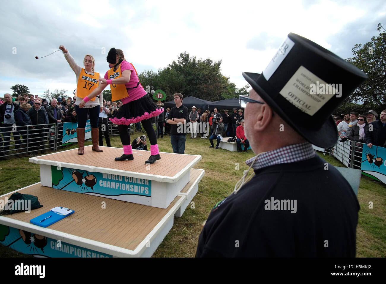 Onorevoli finale al mondo Conker campionati a Southwick, Northants., 9 ottobre 2016. Foto Stock