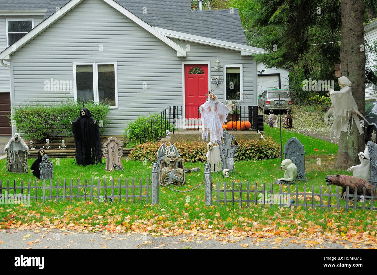 Cimitero di Halloween display nel cortile anteriore. Foto Stock