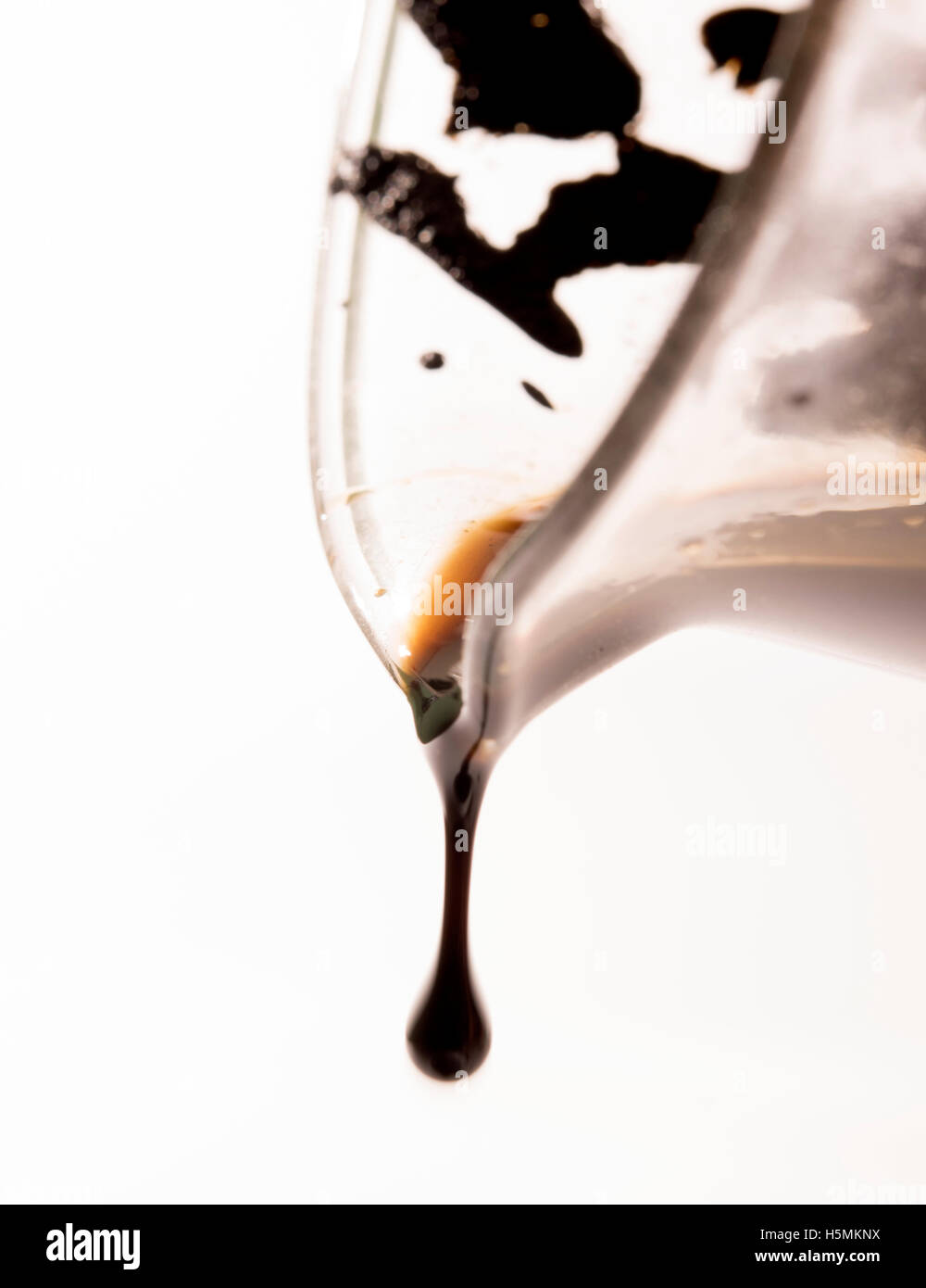 La fuoriuscita di olio di petrolio dal bicchiere Foto Stock
