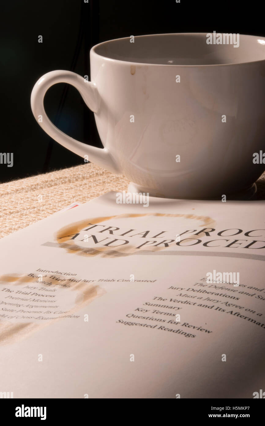 Tazza di caffè e caffè anello sul libro Foto stock - Alamy