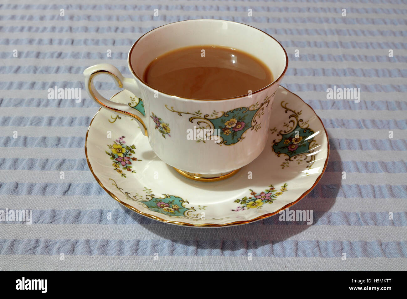 Cina decorativo tazza e piattino con tè nero Foto Stock