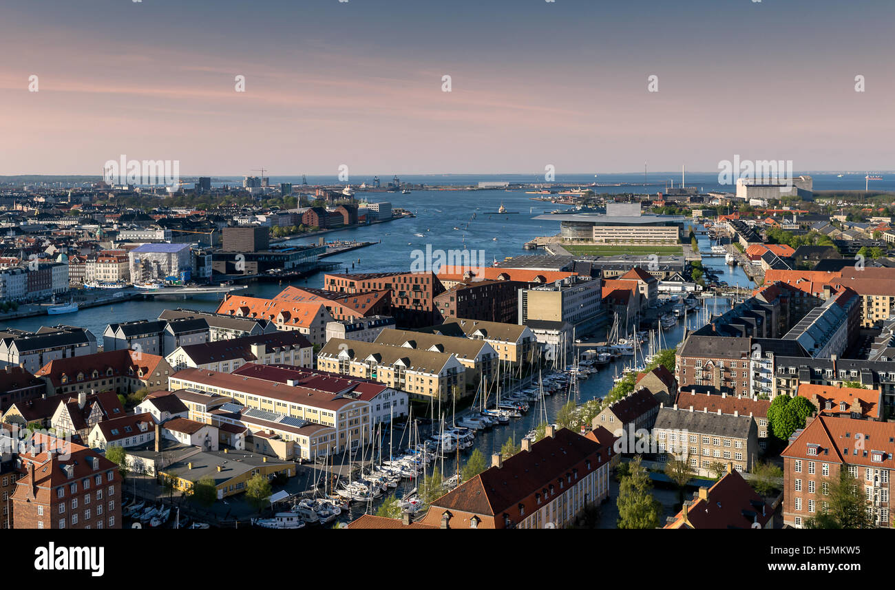 Veduta aerea di Copenhagen, Danimarca, con porto interno, canali con navi e orizzonte settentrionale Foto Stock