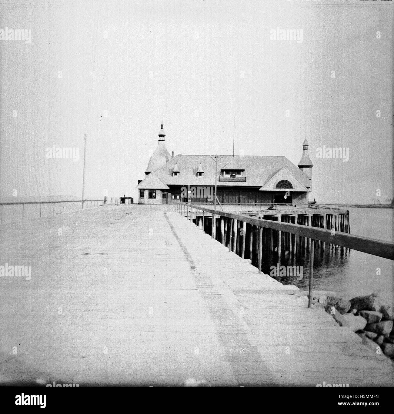 Questa fotografia cattura il molo della Eastern Steamship Company alla fine di Sea Street a Camden, Maine. I piroscafi attraccavano qui, trasportando passeggeri a Bangor e Boston, evidenziando l'importanza storica di Camden Harbor. Foto Stock