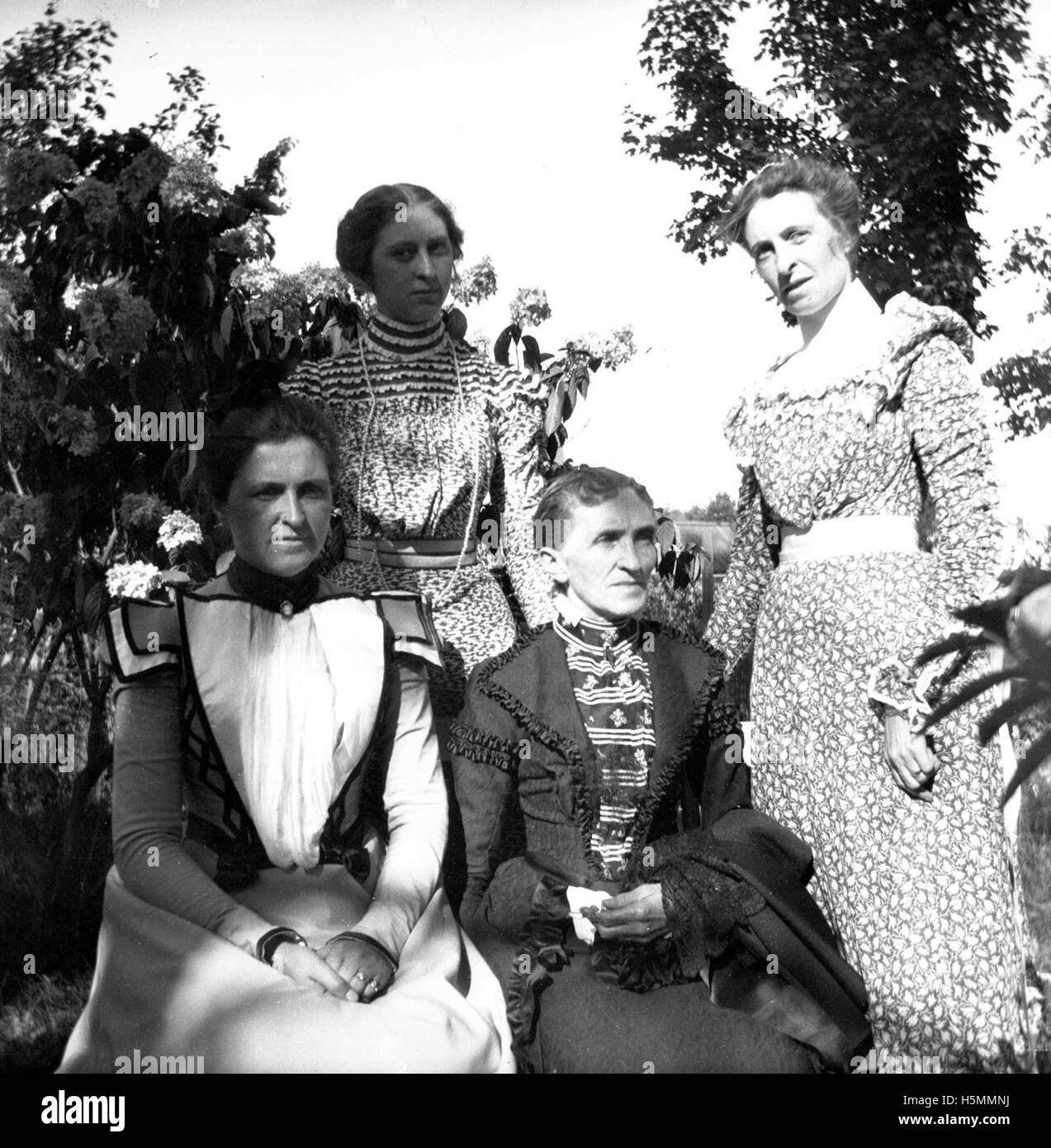 "Madri &AMP; figlie, settembre 1899"; sembra essere anziani la signora Parker, figlie Alice e Theresa, e più giovane donna di nome Bess. Foto Stock
