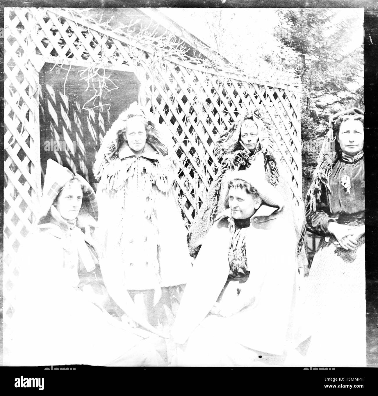 Una foto di gruppo scattata a Lake City, Maine, l'11 maggio 1898, cattura un momento storico. Questa immagine riflette la comunità e la vita sociale nel Maine alla fine del XX secolo. Foto Stock