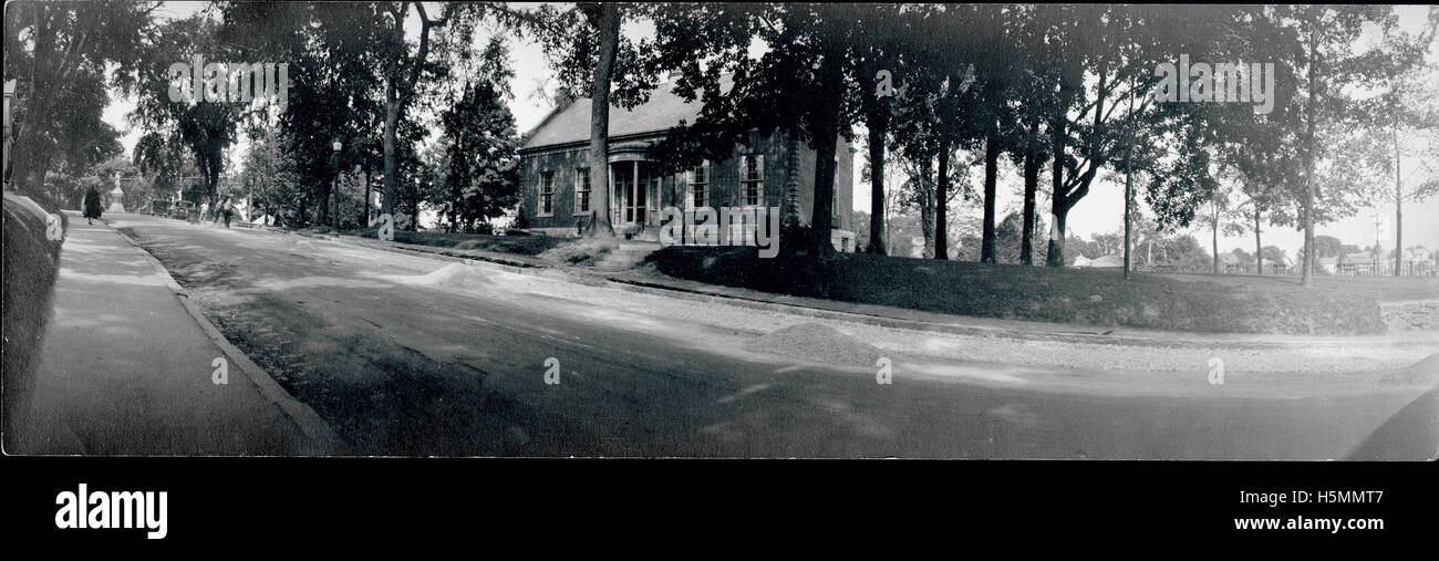 Una cartolina fotografica panoramica della Camden Public Library di Camden, Maine, presenta il design architettonico della biblioteca. Questa foto storica potrebbe essere stata scattata da H.J. Potter (Potter's Studio), mostrando l'esterno dell'edificio e l'area circostante durante i suoi primi anni. Foto Stock