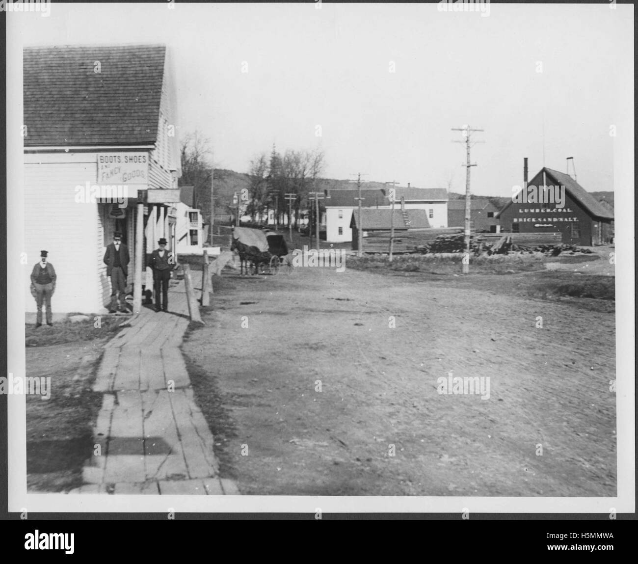 Strada principale (via 1) in spiaggia Lincolnville guardando a nord-est. A sinistra della foto è il R.W. Tubo flessibile di Perry store e a destra è il David Howe &AMP; Figlio legname e carbone concessionario. Fotografato nel 1889. Foto Stock
