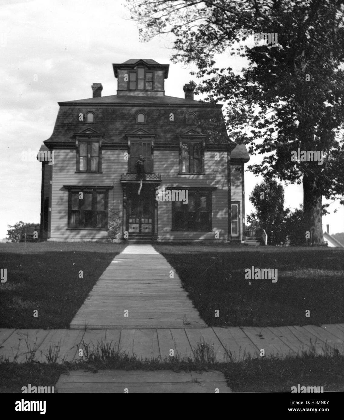 Russell House, un notevole edificio del 1898, probabilmente in un contesto storico, che riflette l'architettura della fine del XIX secolo. La data indica un evento importante o una pietra miliare nella sua storia, che potrebbe essere documentata attraverso fotografie o documenti scritti. Foto Stock