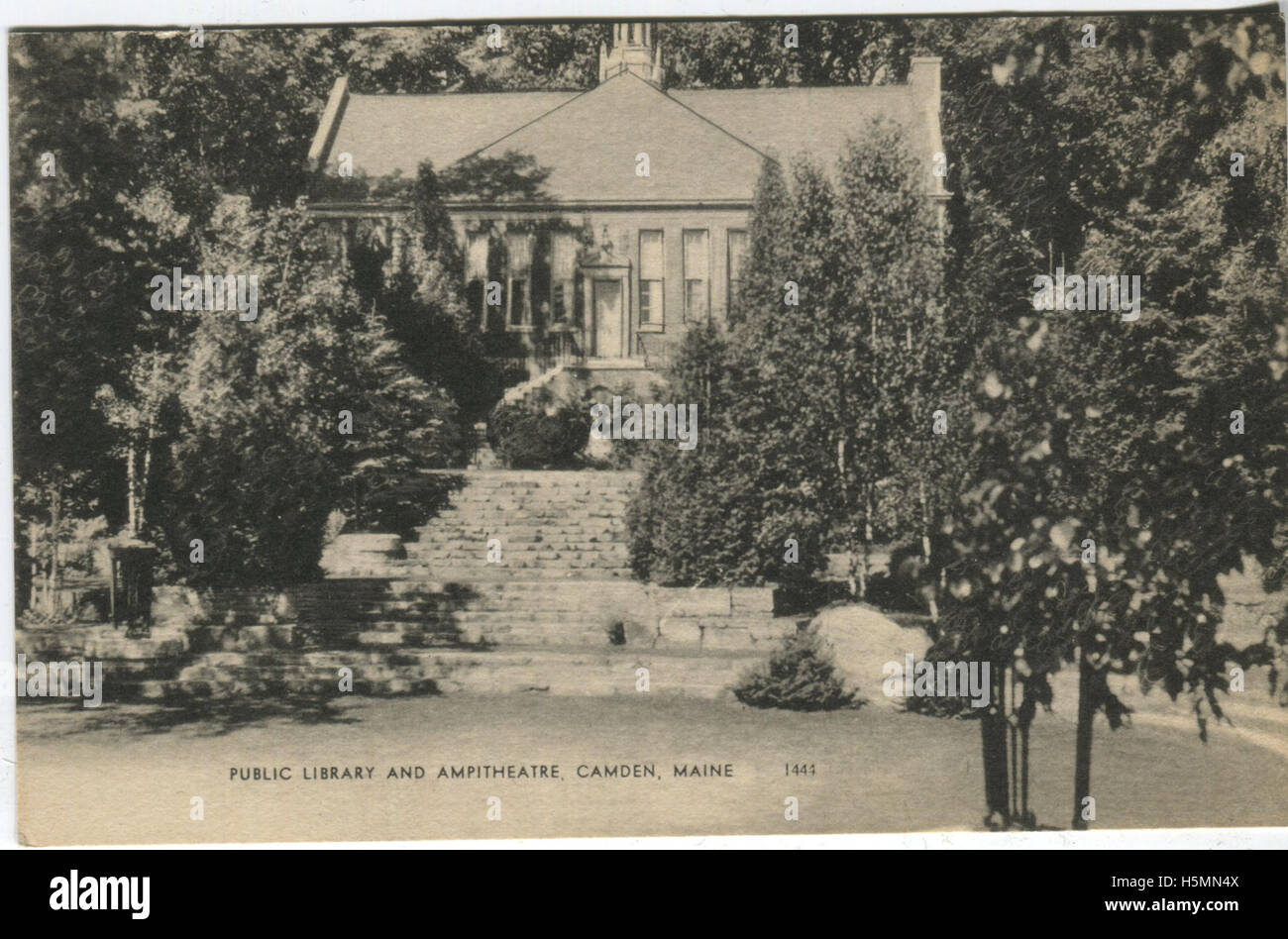 Real-photo Cartolina del retro del Camden Biblioteca Pubblica edificio in Camden, Maine. La foto è stata scattata dalla adiacente anfiteatro e mostra il retro della libreria con la sua doppia scalinata. Il Fauno's Garden con statua può essere visto, come pure i gradini in pietra che conducono in basso verso l'Anfiteatro. Nel 1916 Mary Louise Curtis Bok donò la proprietà alla città di Camden per essere utilizzato per una libreria. 1922 Parker Morse Hooper ha offerto i piani per la costruzione. Charles G. Loring, un architetto di Boston, assistita. La prima pietra fu posata il 17 agosto 1927 e l'edificio è stato completato il prossimo sì Foto Stock