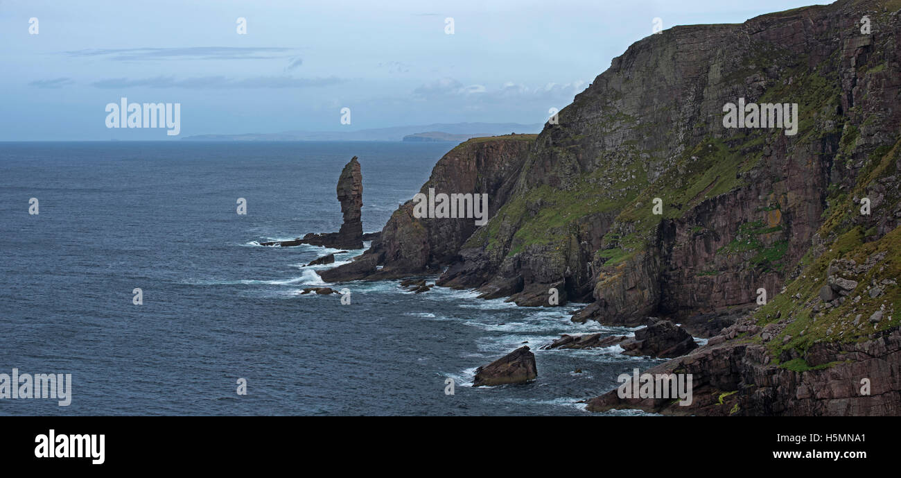 Il vecchio uomo di Stoer, alta 60 metri mare pila di arenaria Torridonian, Punto di Stoer in Sutherland, Highlands scozzesi, Scozia Foto Stock