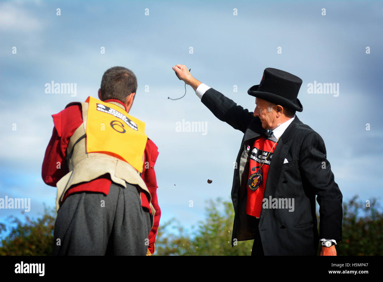 I concorrenti Tom Dryden,(eventuale campione), & Derek Freeman nei semi-finale di uomini della concorrenza al mondo Conker campionati a Southwick, Northants., 9 ottobre 2016. Le foto per il telegrafo di John Robertson. Foto Stock