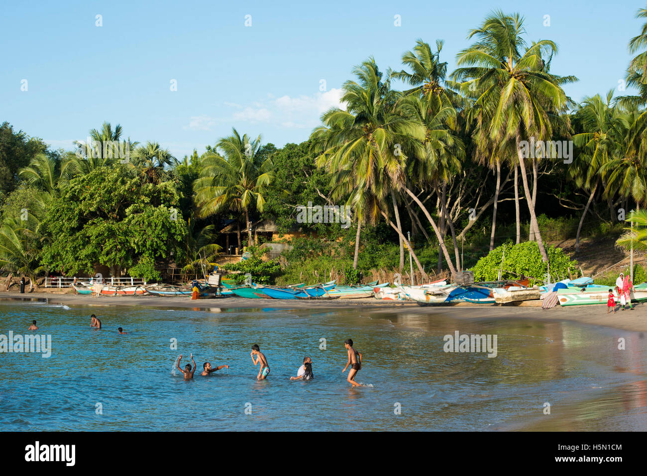 Persone piscina e sulla spiaggia, Arugam Bay, Sri Lanka Foto Stock