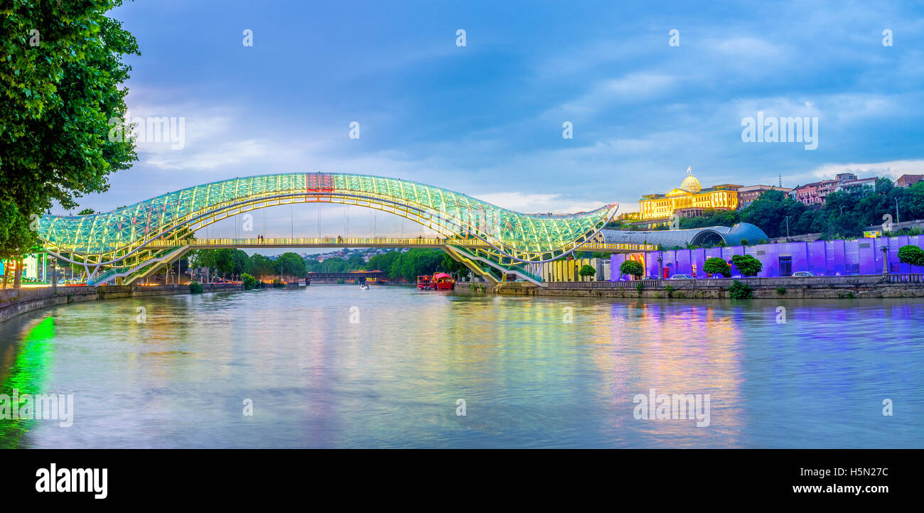 Colorate luci della sera città riflette nelle acque del fiume Kura, Tbilisi, Georgia. Foto Stock