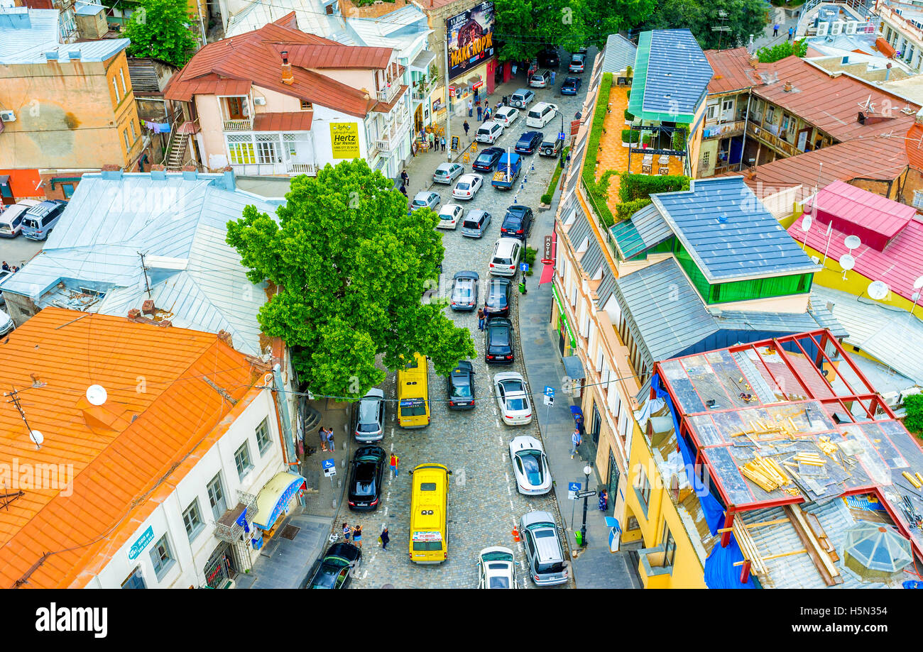 La vista dalla funivia sulla città vecchia di tetti colorati e ingorghi di traffico nella strada ritorto Foto Stock