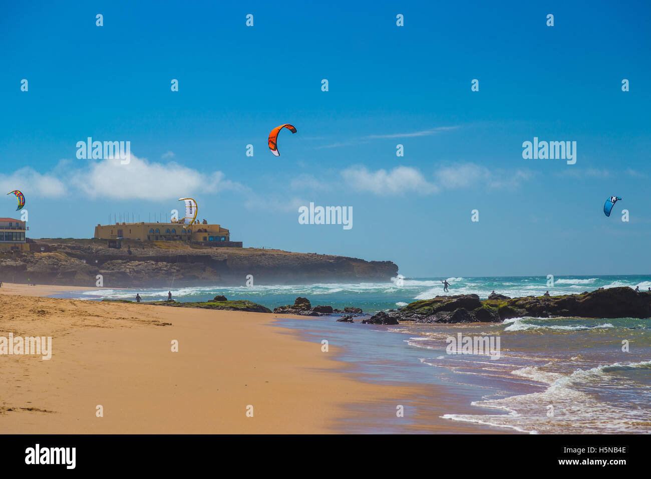 Kite-surf sulla spiaggia di Guincho, Portogallo, durante la chiara giornata di sole Foto Stock