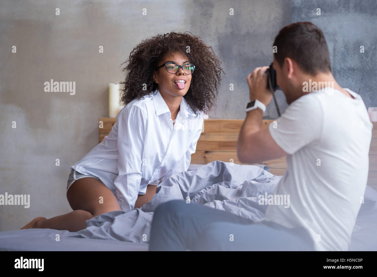 Ragazza allegra messa fuori la sua linguetta mentre posa Foto Stock