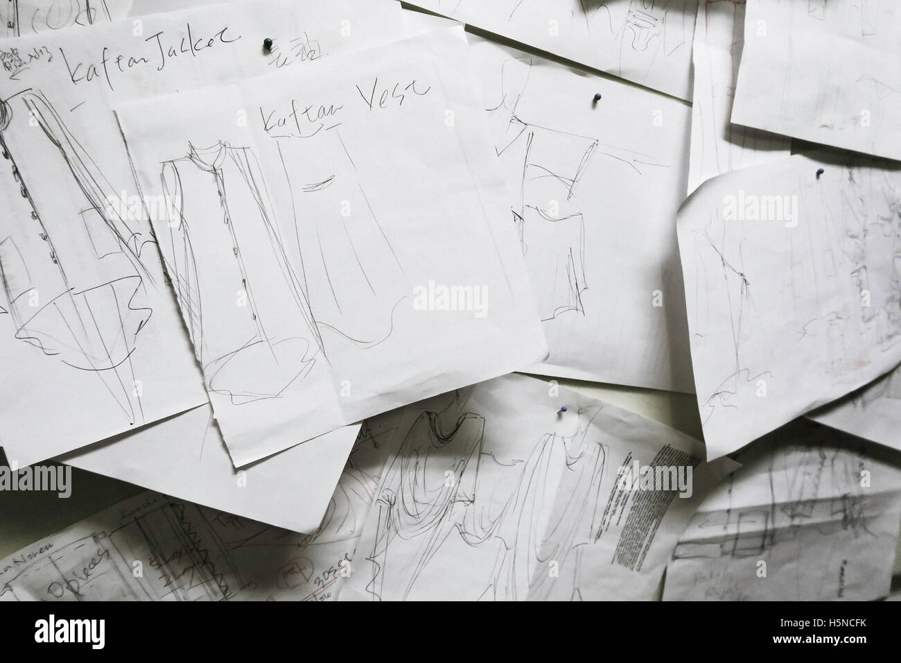 Design schizzi sul Bulletin Board, designer di moda Studio, NYC, STATI UNITI D'AMERICA Foto Stock