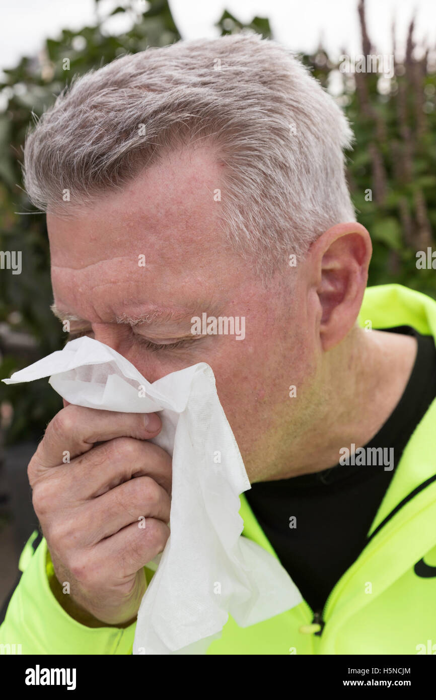 Uomo anziano affetto da allergie stagionali, USA Foto Stock