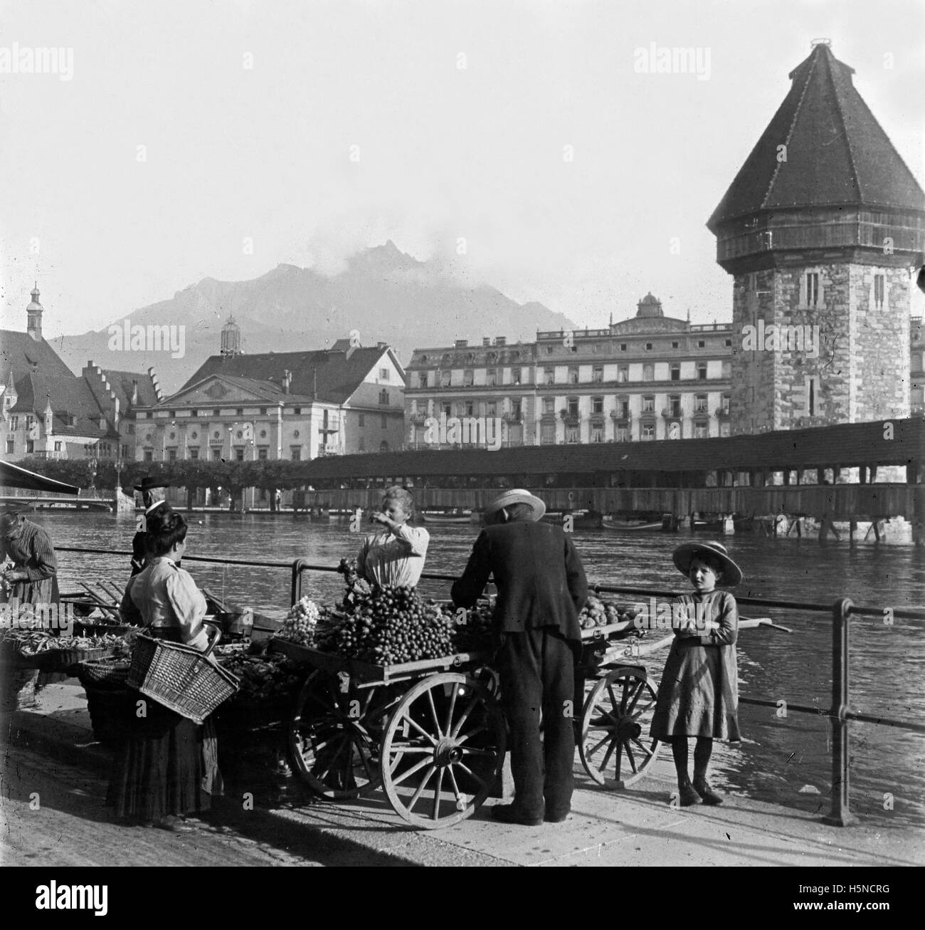 Mercato di frutta e verdura venditore di stallo Lucerna in Svizzera 1928 Luzern Foto Stock