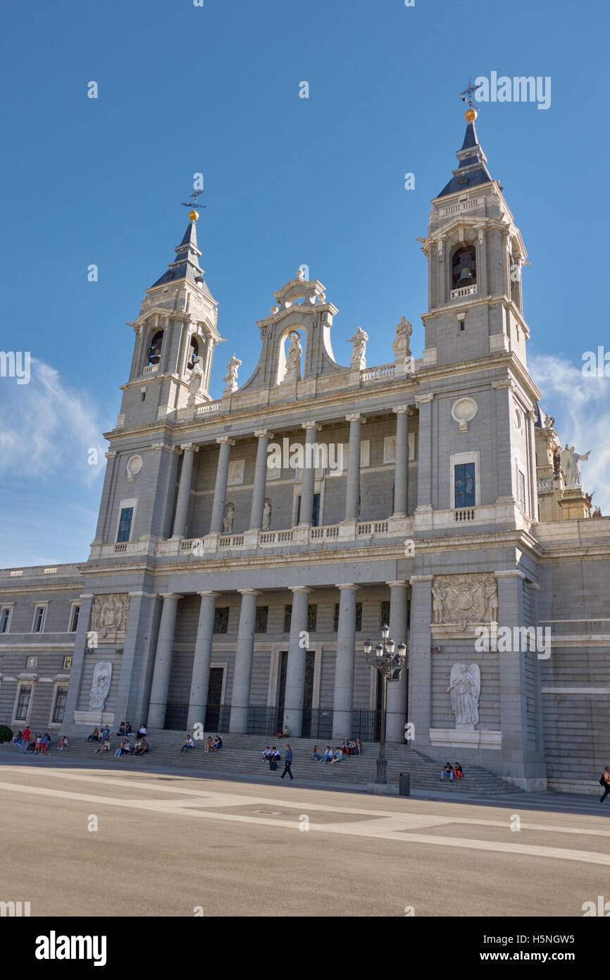 Ingresso principale della Santa Maria la Real de La Almudena Cattedrale contro il cielo blu. Madrid. Spagna. Foto Stock