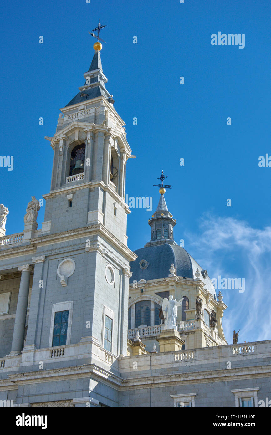 Il campanile di Santa Maria la Real de La Almudena Cattedrale contro il cielo blu. Madrid. Spagna. Foto Stock