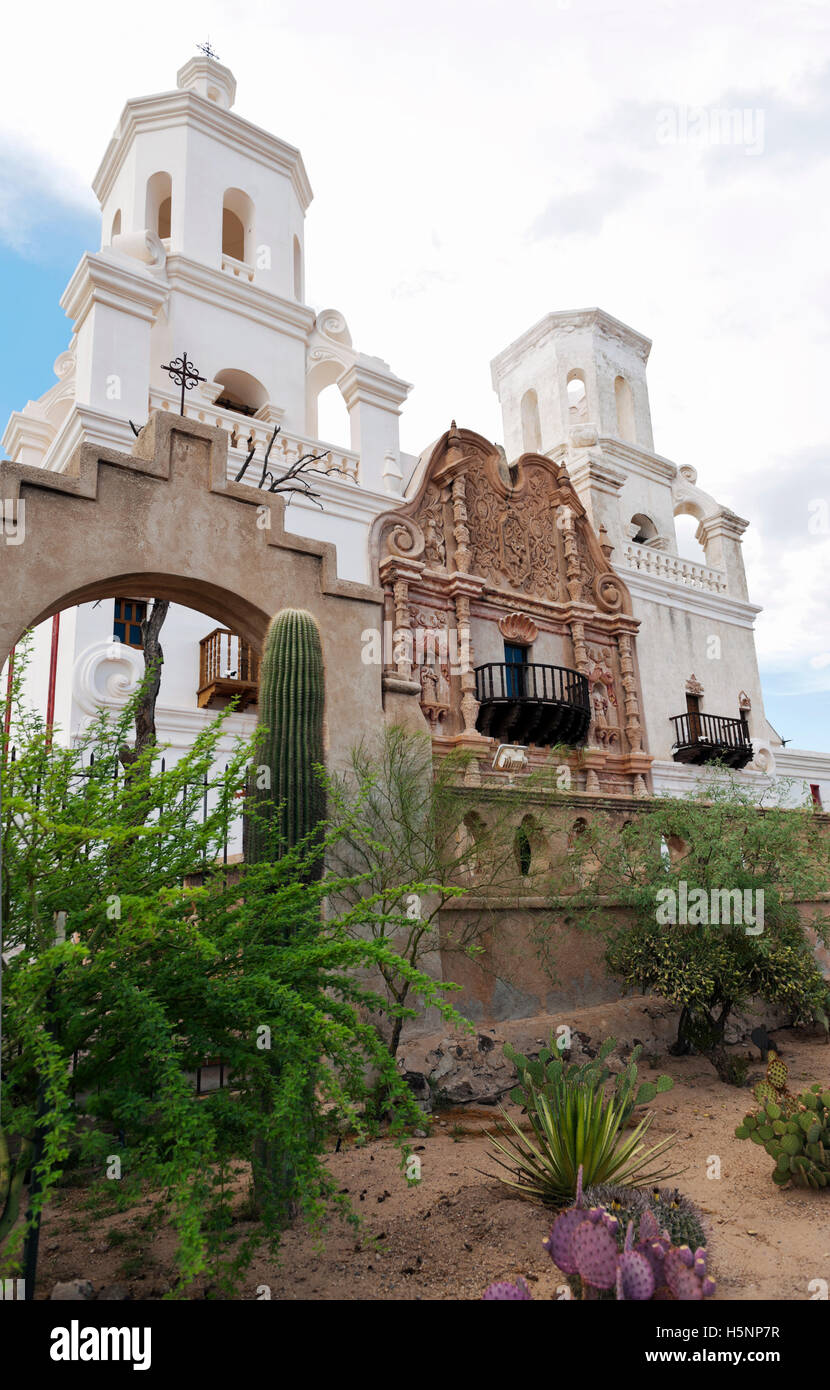 San Xavier del Bac storico spagnolo missione cattolica si trova a circa dieci miglia a sud del centro cittadino di Tucson, Arizona Foto Stock