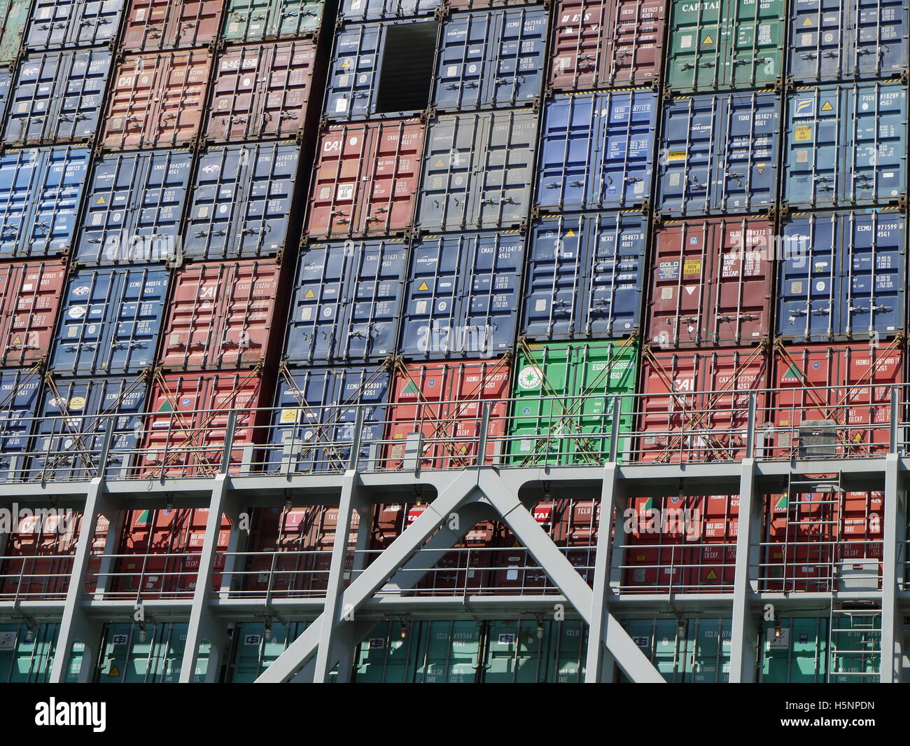 Contenitori sul ponte di una nave pronta per il viaggio dall'Europa alla Cina Foto Stock
