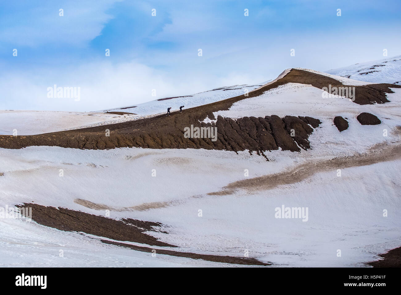 Due uomini escursione su di un crinale in salita fino al vulcano Krafla in Islanda Foto Stock