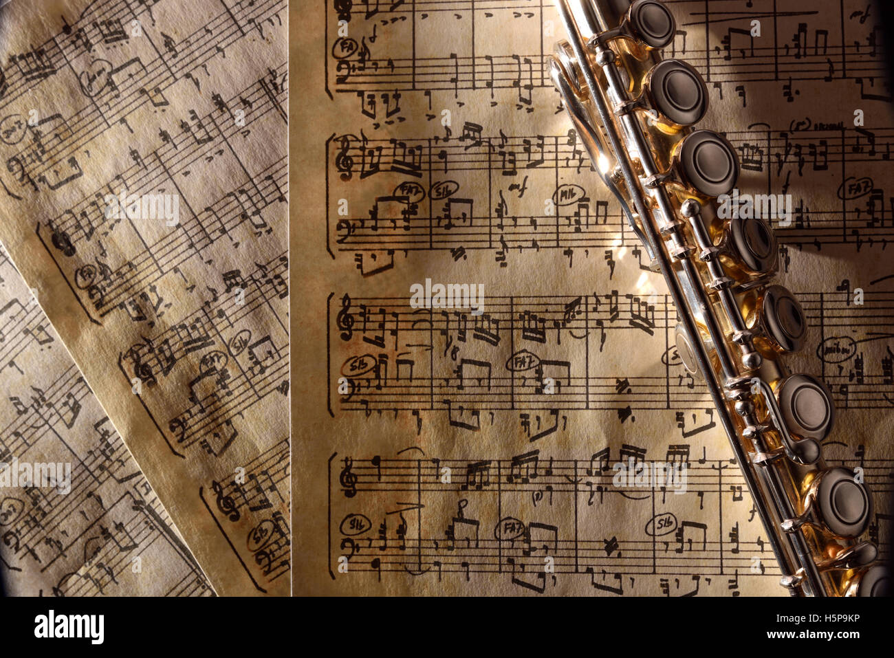 Flauto sul lato destro al vecchio foglio di manoscritti musicali. Composizione orizzontale. Vista superiore Foto Stock