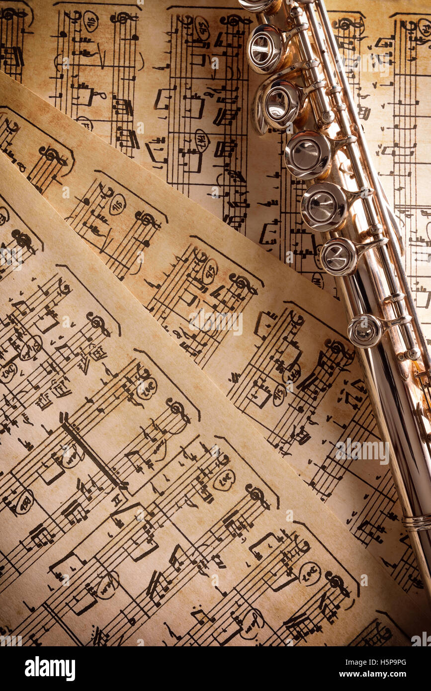 Flauto sul lato destro al vecchio foglio di manoscritti musicali. Composizione verticale. Vista superiore Foto Stock