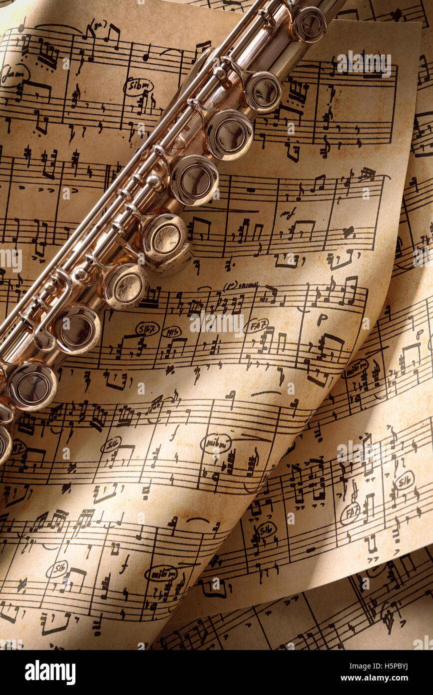 Flauto su vecchi manoscritti foglio piegato la musica. Composizione verticale. Vista superiore Foto Stock