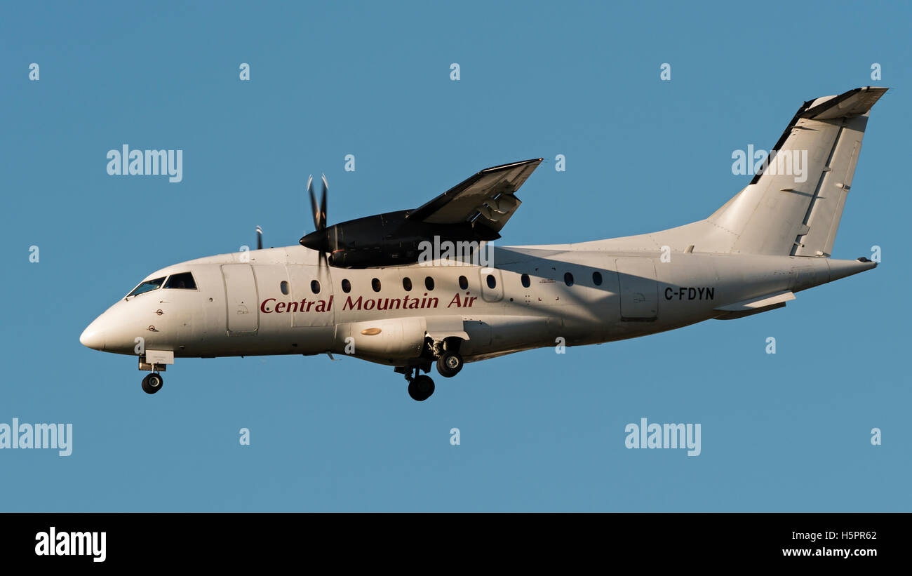 Centrale di aria di montagna Dornier 328 C-FDYN aereo regionale approccio finale per l'atterraggio all'Aeroporto Internazionale di Vancouver Foto Stock