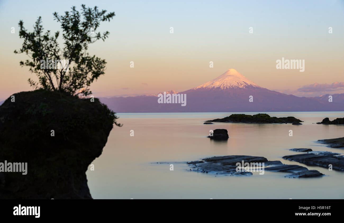 Volcan Osorno y Lago Llanquihue. Lago Llanquihue e del vulcano di Osorno. Tramonto nei laghi. Foto Stock