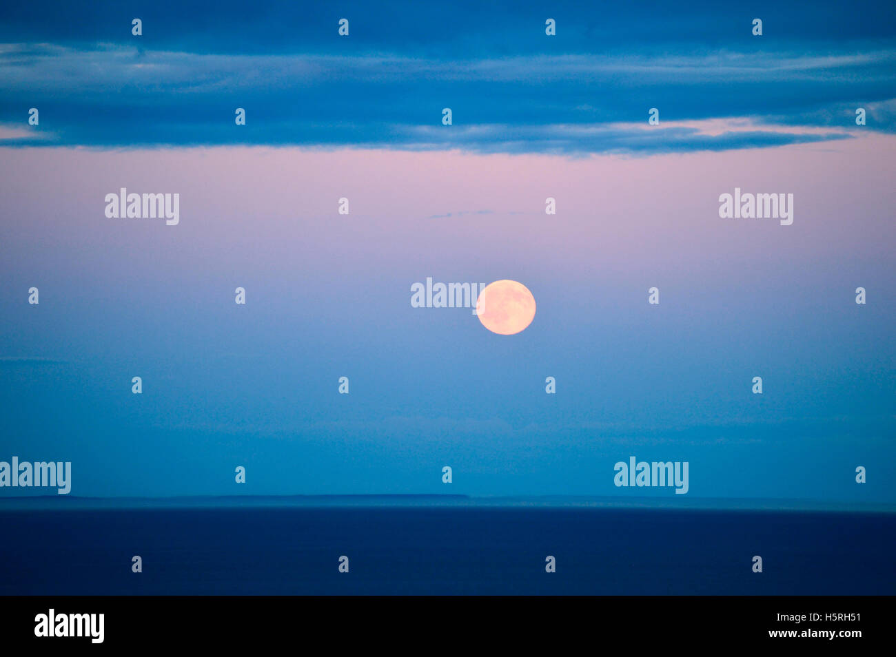 Full Moon Rising su San Juan Islands, fotografata da Victoria, British Columbia, Canada Foto Stock