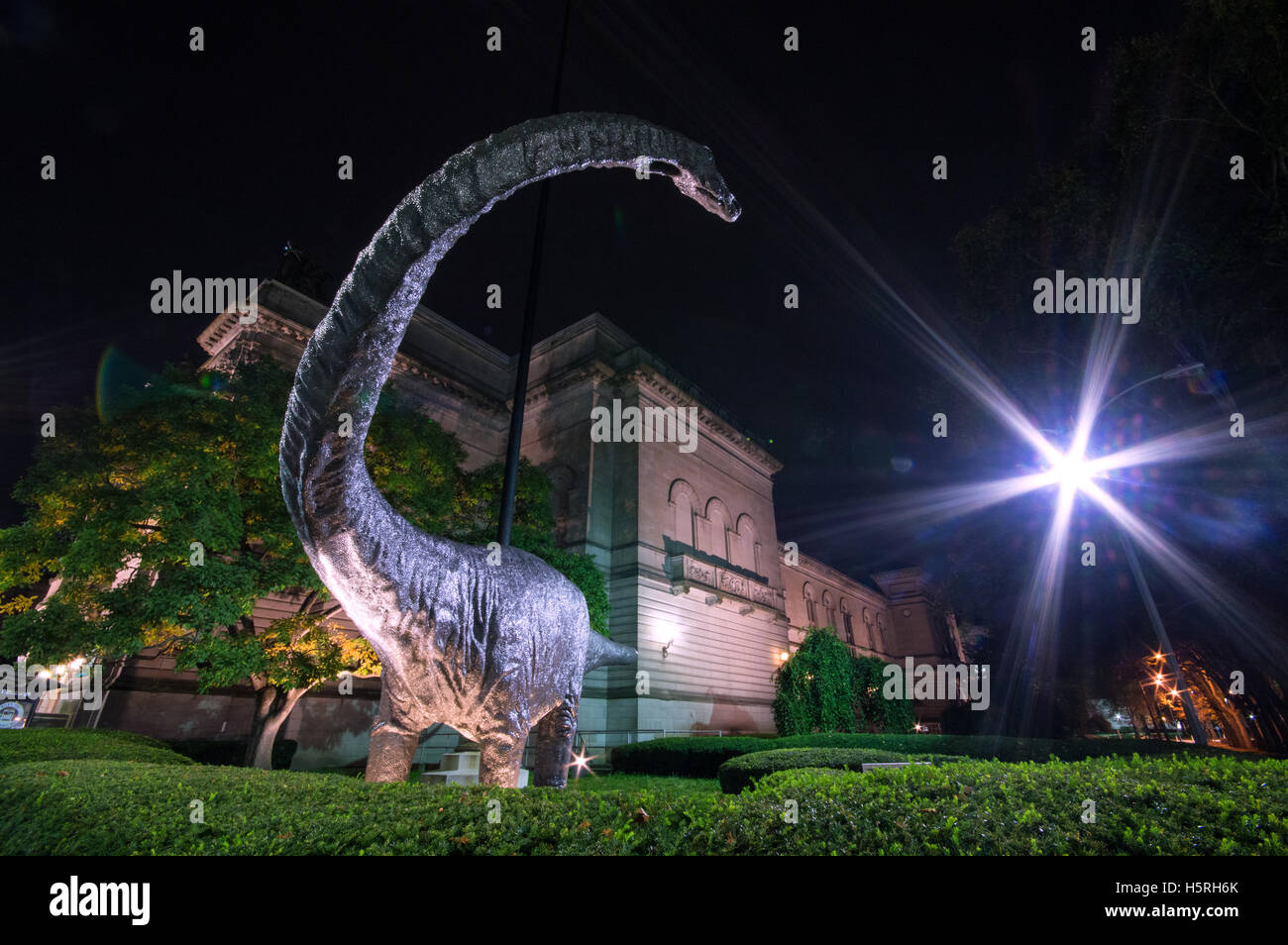 Statua di dinosauro (Diplodicus carnegii) al di fuori del Carnegie Museum di Storia Naturale di Pittsburgh, in Pennsylvania, STATI UNITI D'AMERICA Foto Stock