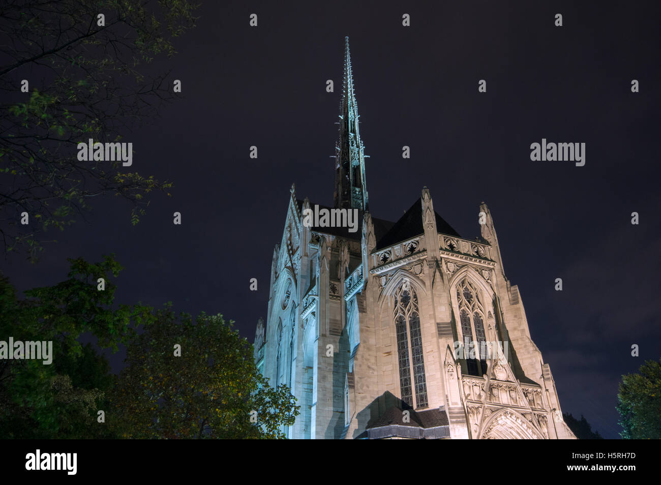 Heinz Memorial Chapel presso la University of Pittsburgh illuminata di notte Foto Stock