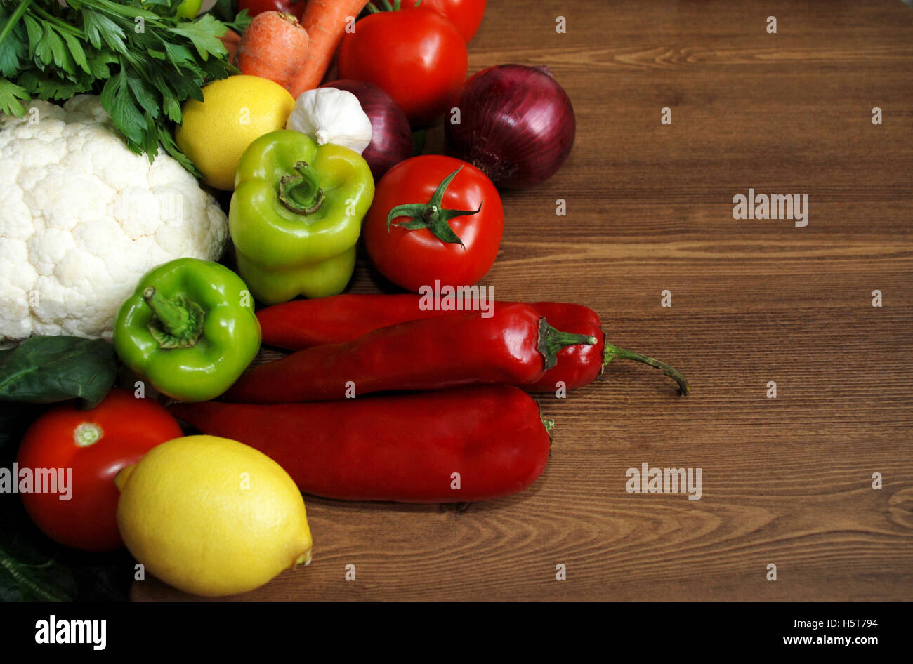 Organico sano assortimento di verdure fresche sul legno scuro tavolo. Foto Stock