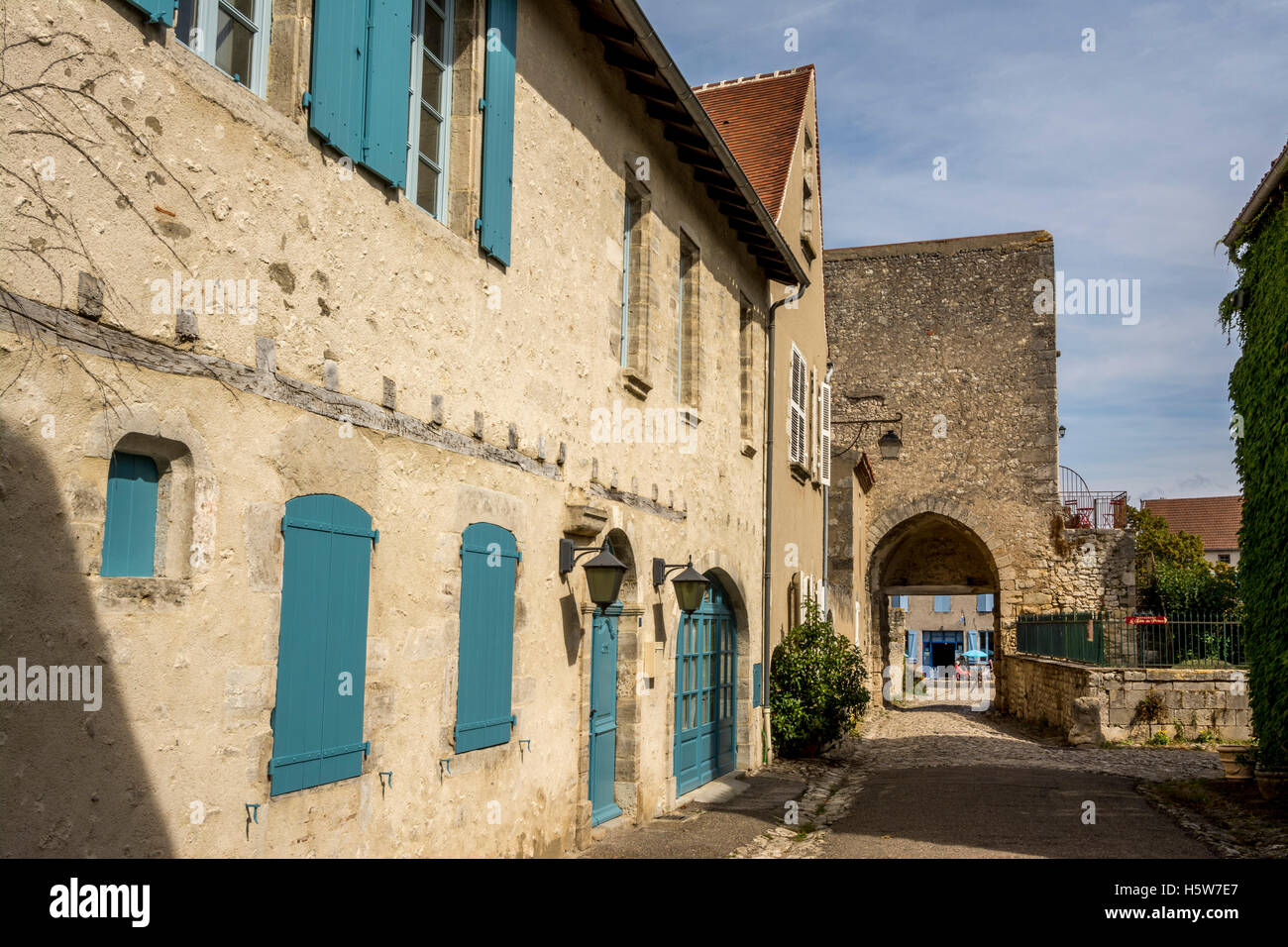 Charroux, etichettato come i più bei villaggi della Francia, porta orientale (porte d'Orient), Allier, Alvernia, Francia Foto Stock