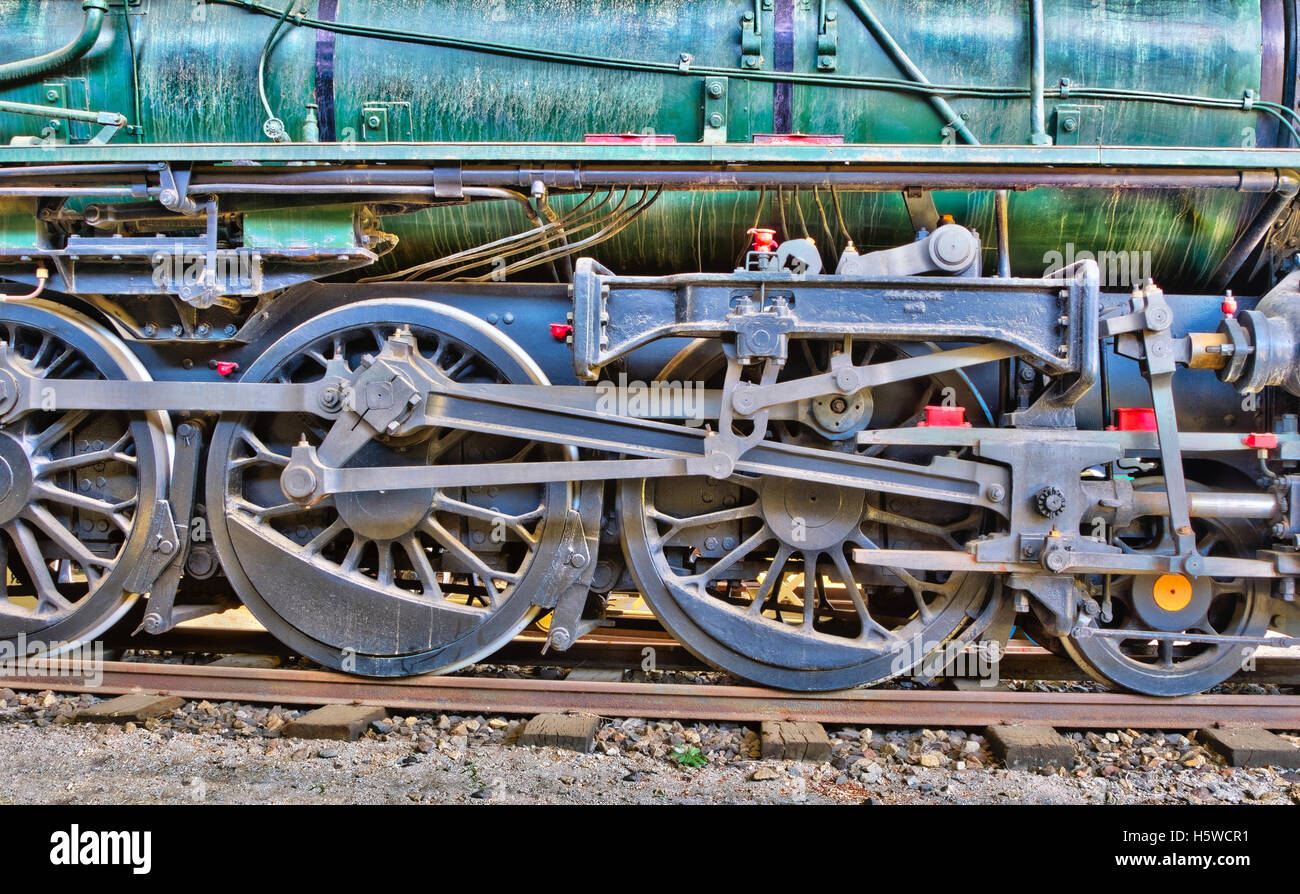 Ruote di un verde locomotiva a vapore. Immagine hdr. Foto Stock