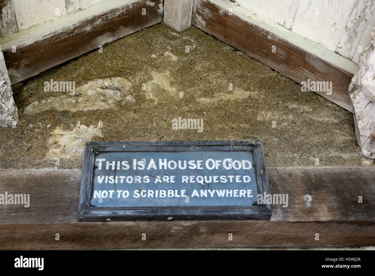 Segno sopra l'entrata della vecchia St Celynins Chiesa Llangelynin Henryd Conwy Snowdonia nel Galles Foto Stock