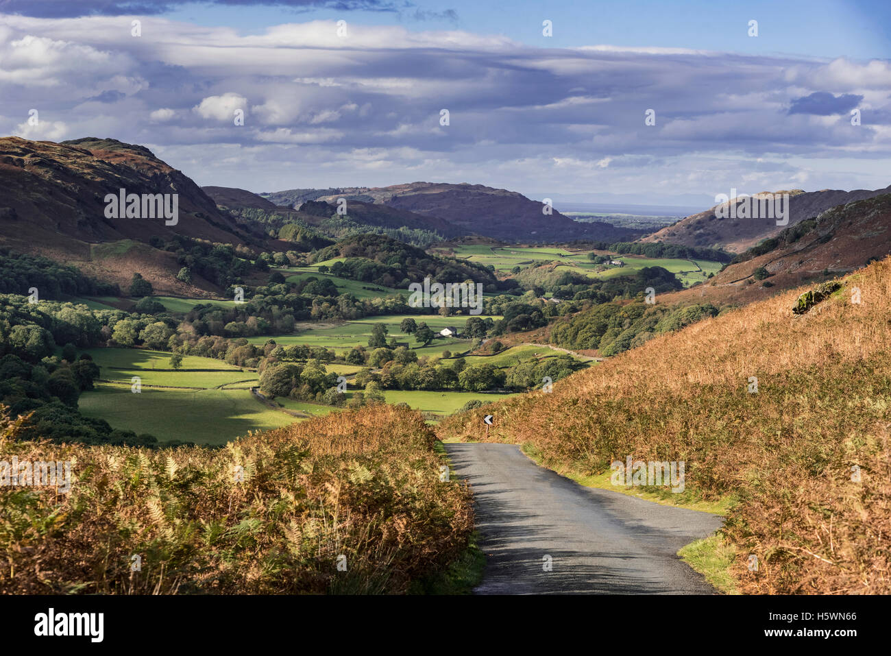 Il Eskdale Valley guardando ad ovest verso l'Isola di Man. Il Lake District Cumbria North West England. Foto Stock