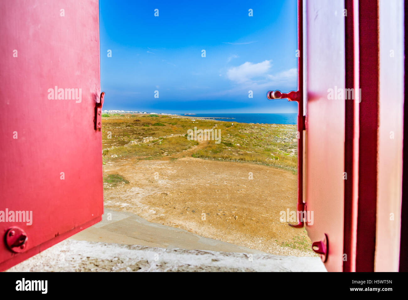 La puglia, Italia, finestre con persiane sulla costa vicino a Polignano Foto Stock