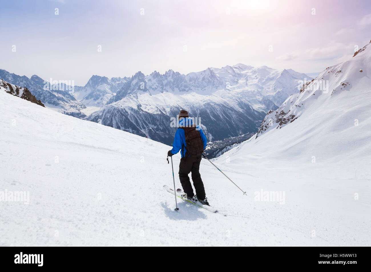 Sciatore sciare sul versante rosso nelle Alpi vicino a Chamonix, Francia Foto Stock
