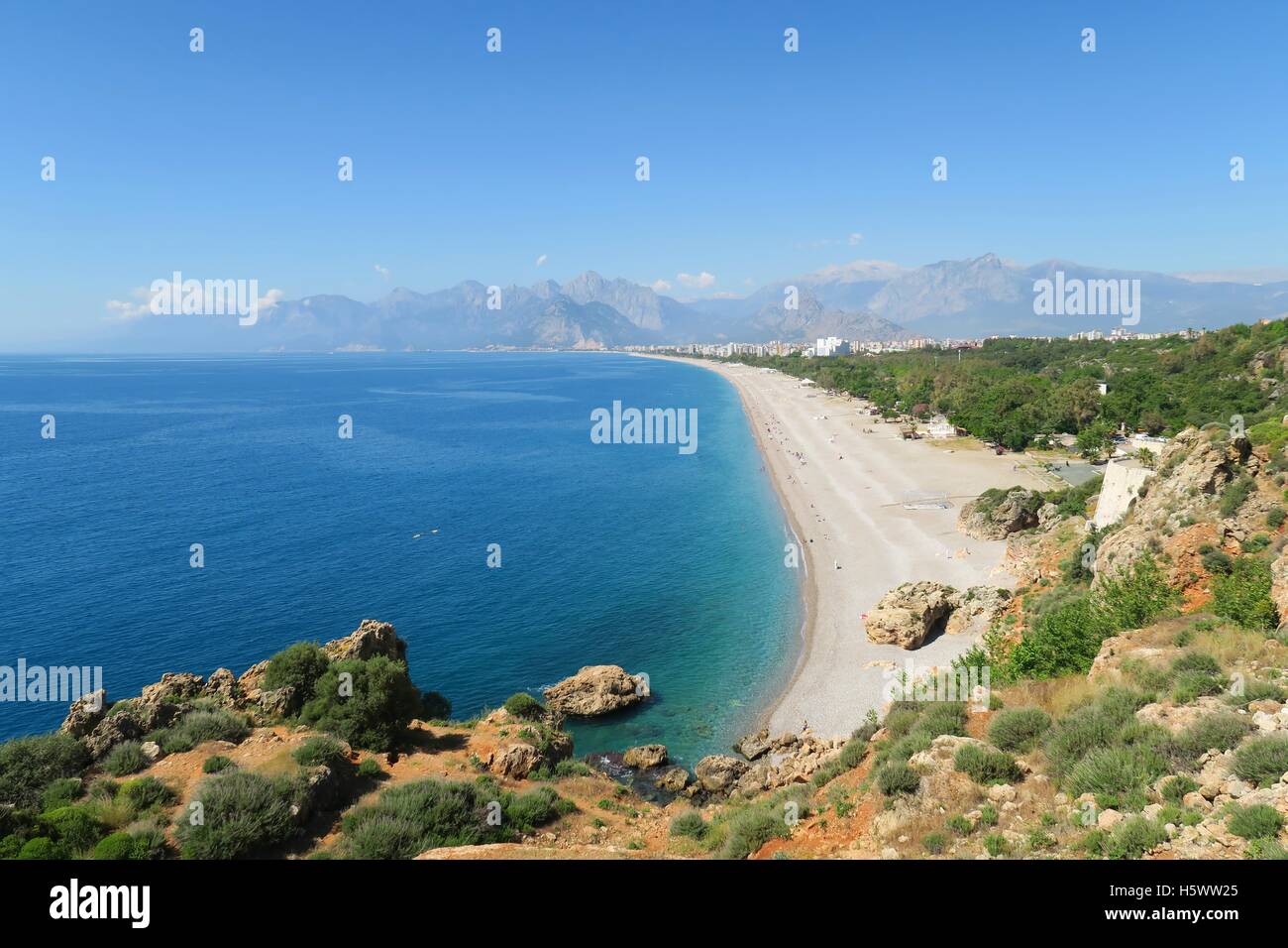 La spiaggia di Konyaalti ad Adalia con le montagne del taurus Foto Stock