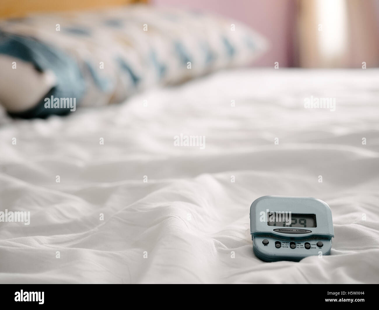 White bed sheets con sveglia Foto Stock