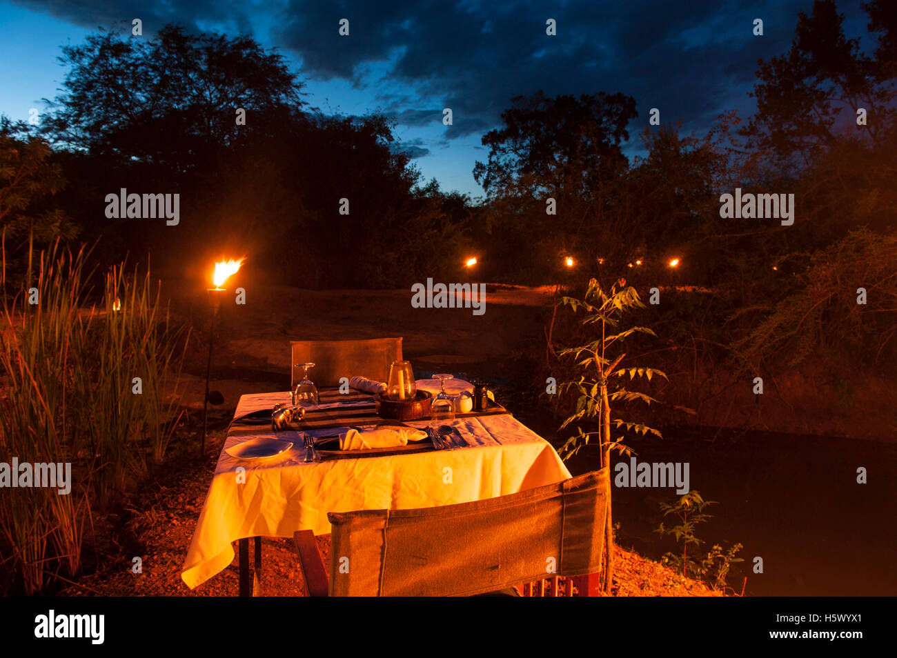 Tavolo per la cena sotto le stelle in un safari camp, Yala National Park, Sri Lanka Foto Stock